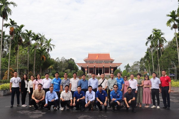 Công đoàn và Đoàn Thanh niên NEU - UEH tổ chức Hành trình về nguồn tại Vĩnh Long 