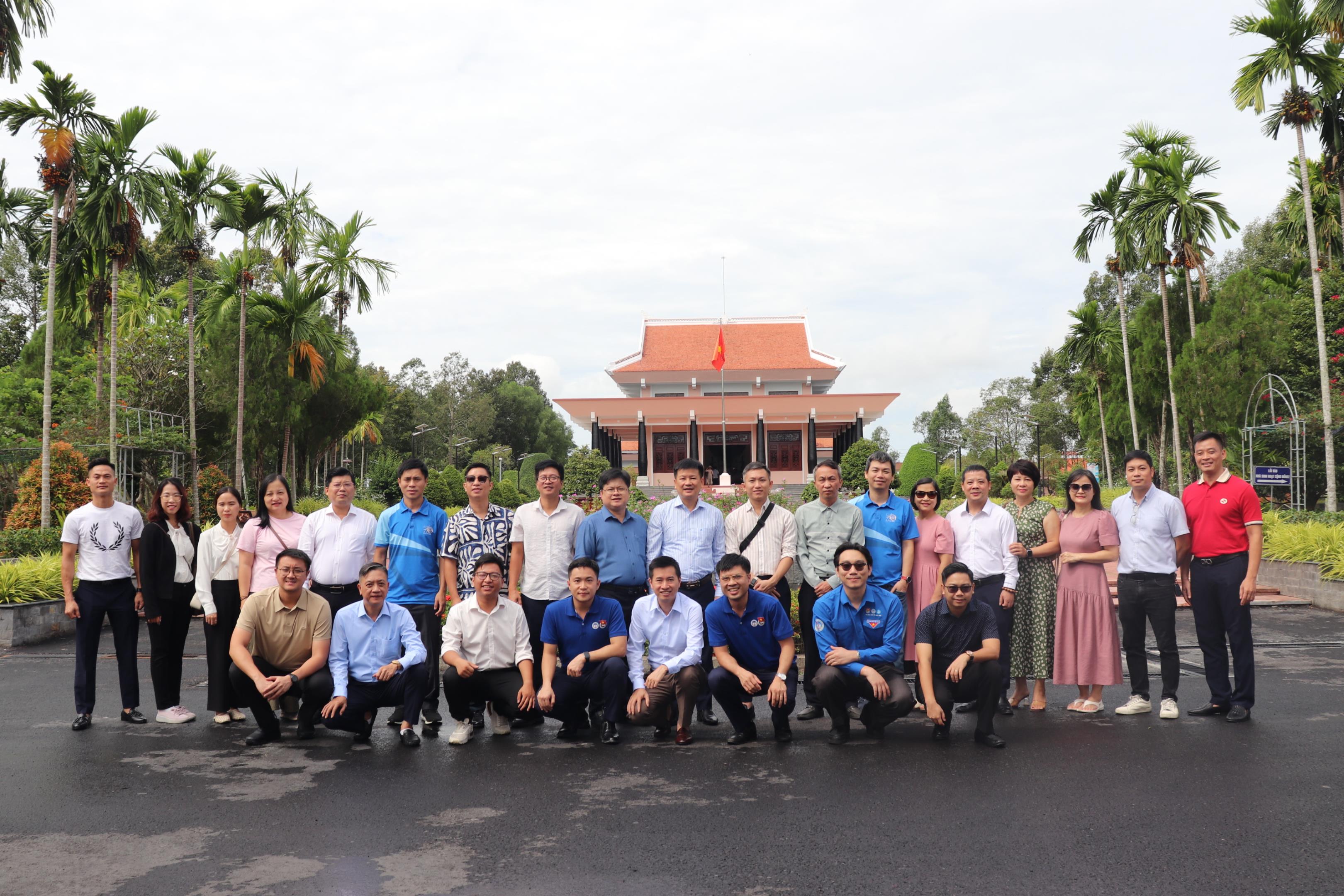 Công đoàn và Đoàn Thanh niên NEU - UEH tổ chức Hành trình về nguồn tại Vĩnh Long 