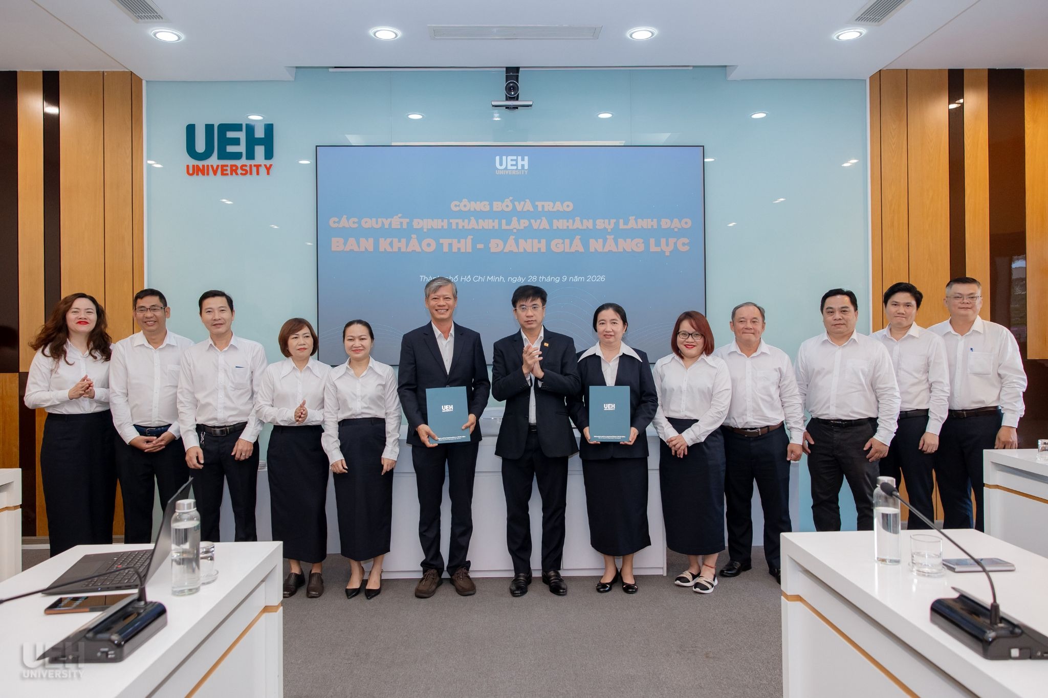UEH công bố và trao quyết định thành lập Ban Khảo thí - Đánh giá năng lực, kiện toàn chi ủy một số chi bộ trực thuộc Đảng bộ UEH nhiệm kỳ 2025 - 2030