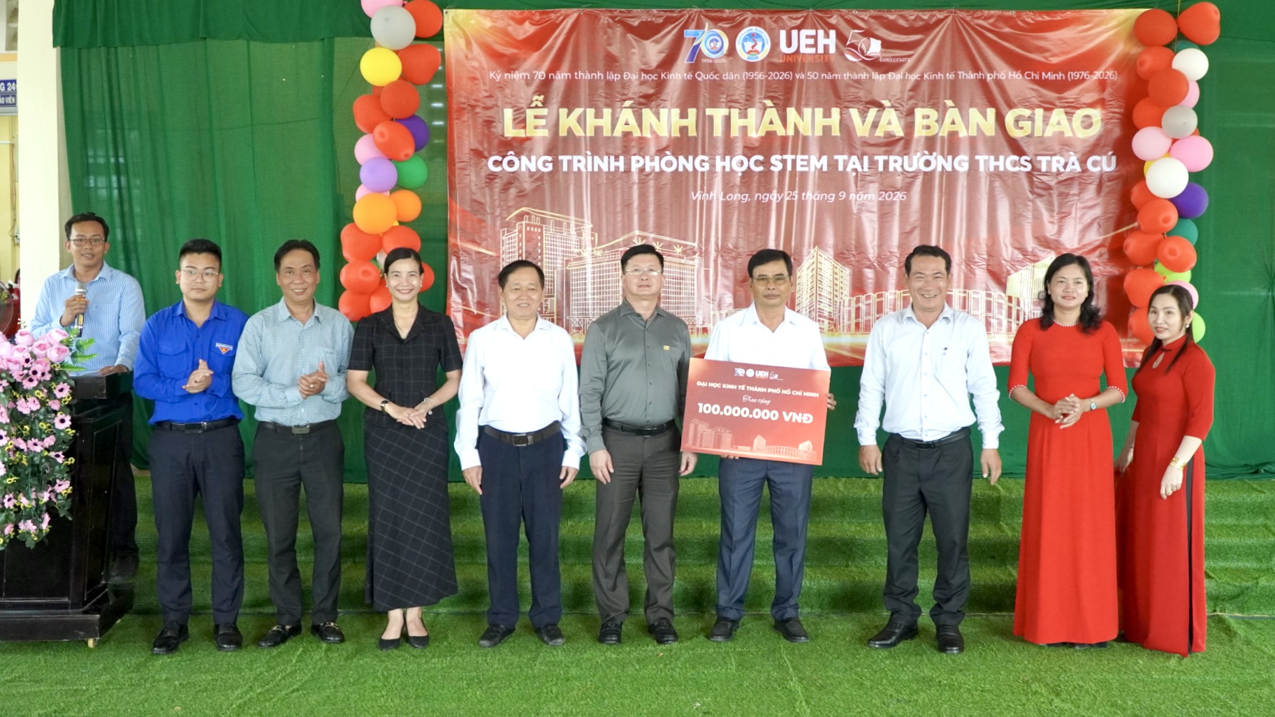 Đoàn công tác NEU và UEH bàn giao Phòng học STEM tại Trường THCS Trà Cú, tỉnh Vĩnh Long